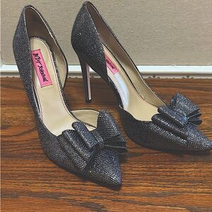 Betsy Johnson Metallic Silver Stiletto Pumps With Bow Fronts. Woman’s Size 8